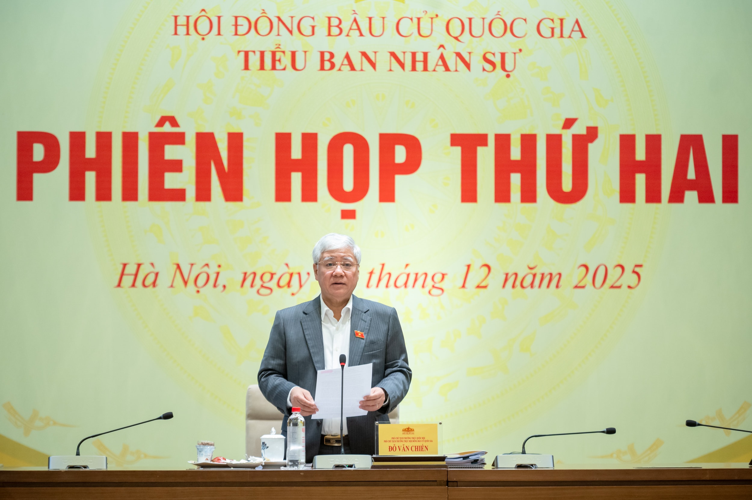 Wakil Ketua Tetap Majelis Nasional, Wakil Ketua Tetap Dewan Pemilihan Nasional, dan Kepala Subkomite Personalia, Do Van Chien, menyampaikan pidato.