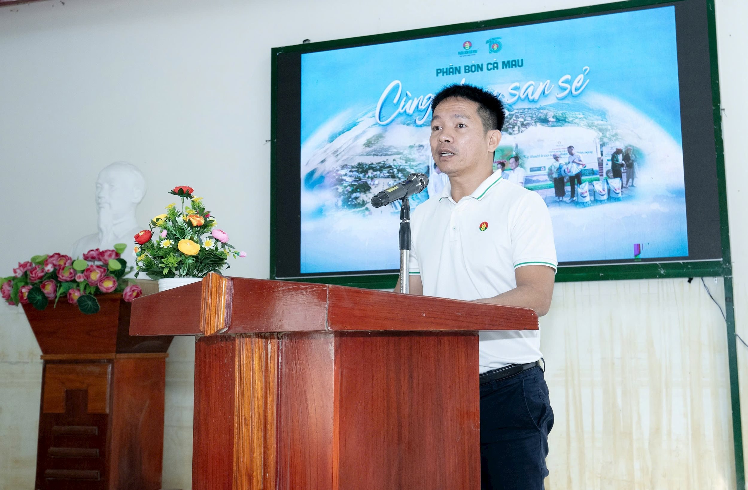 Đại diện PVCFC, ông Nguyễn Tấn Đạt – Phó Giám đốc MarKeting PVCFC gửi lời động viên đến người dân xã Diên Điền