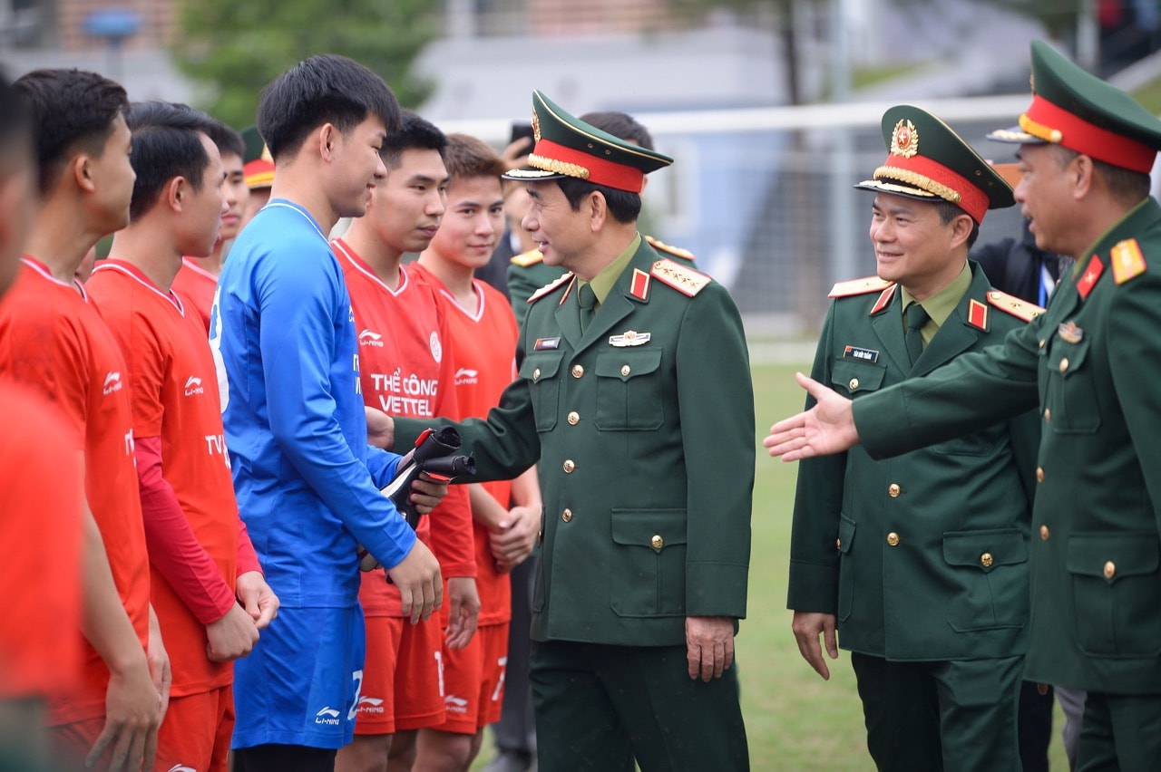 Dai tuong Phan Van Giang gap mat, dong vien CLB The Cong - Viettel (3)