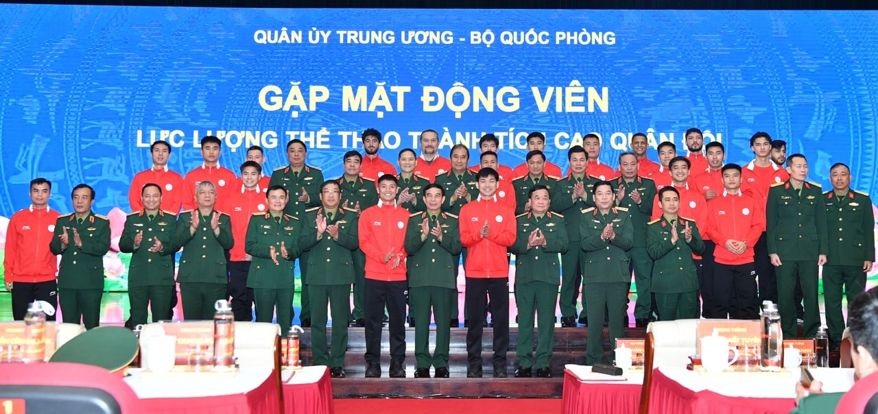 Dai tuong Phan Van Giang gap mat, dong vien CLB The Cong - Viettel