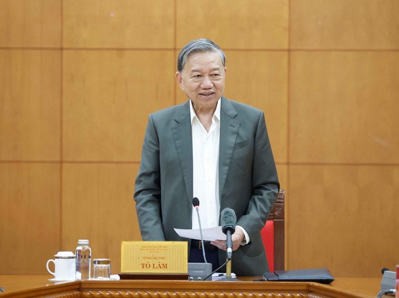 Party General Secretary To Lam speaks at the working session with representatives of central agencies, ministries and sectors to review the implementation of policies and mechanisms for those who rendered service to the revolution, as well as efforts to search for, recover and identify martyrs’ remains. (Photo: VNA)