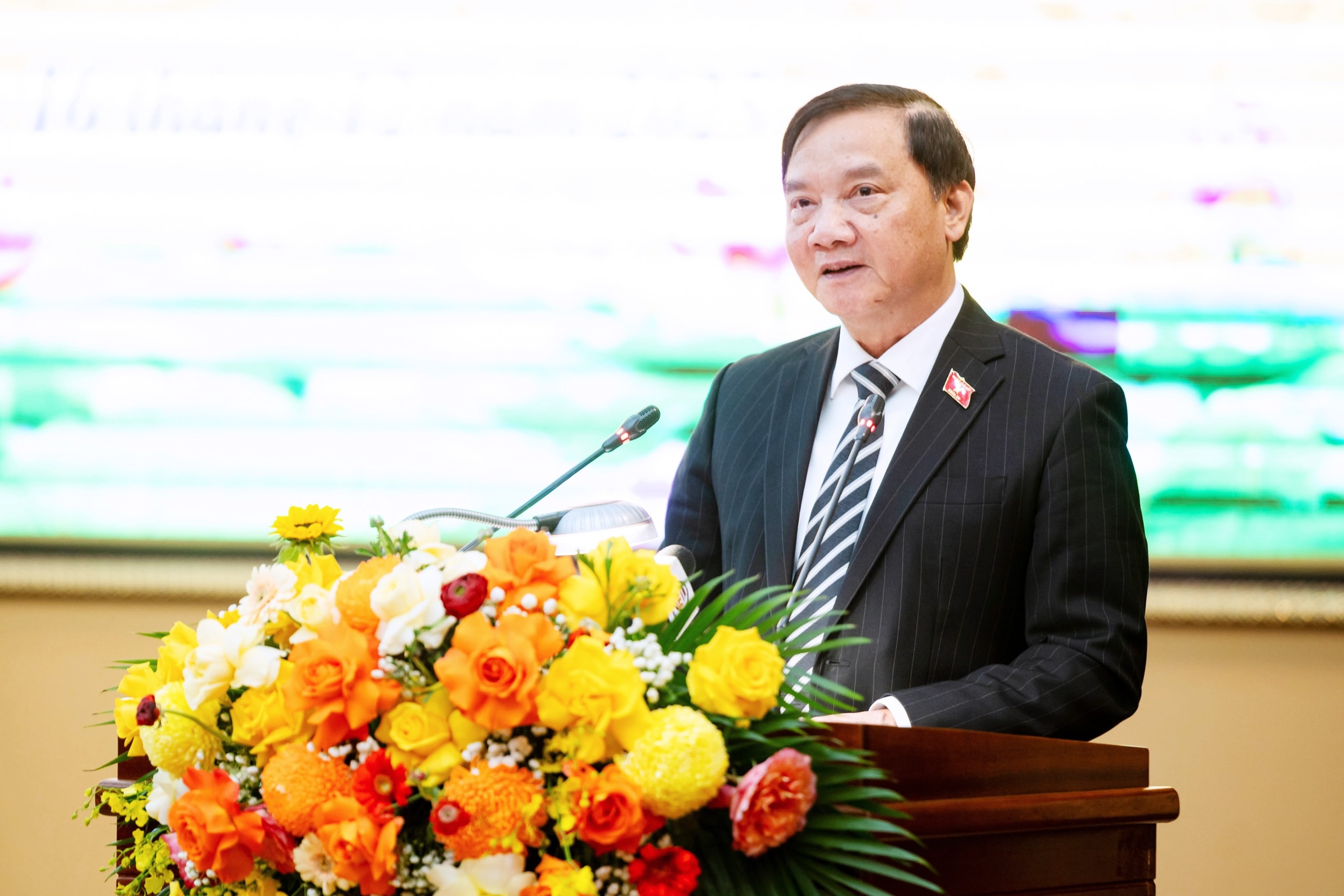 អនុប្រធានរដ្ឋសភា ង្វៀន ខាក ឌិញ ថ្លែងសុន្ទរកថា។