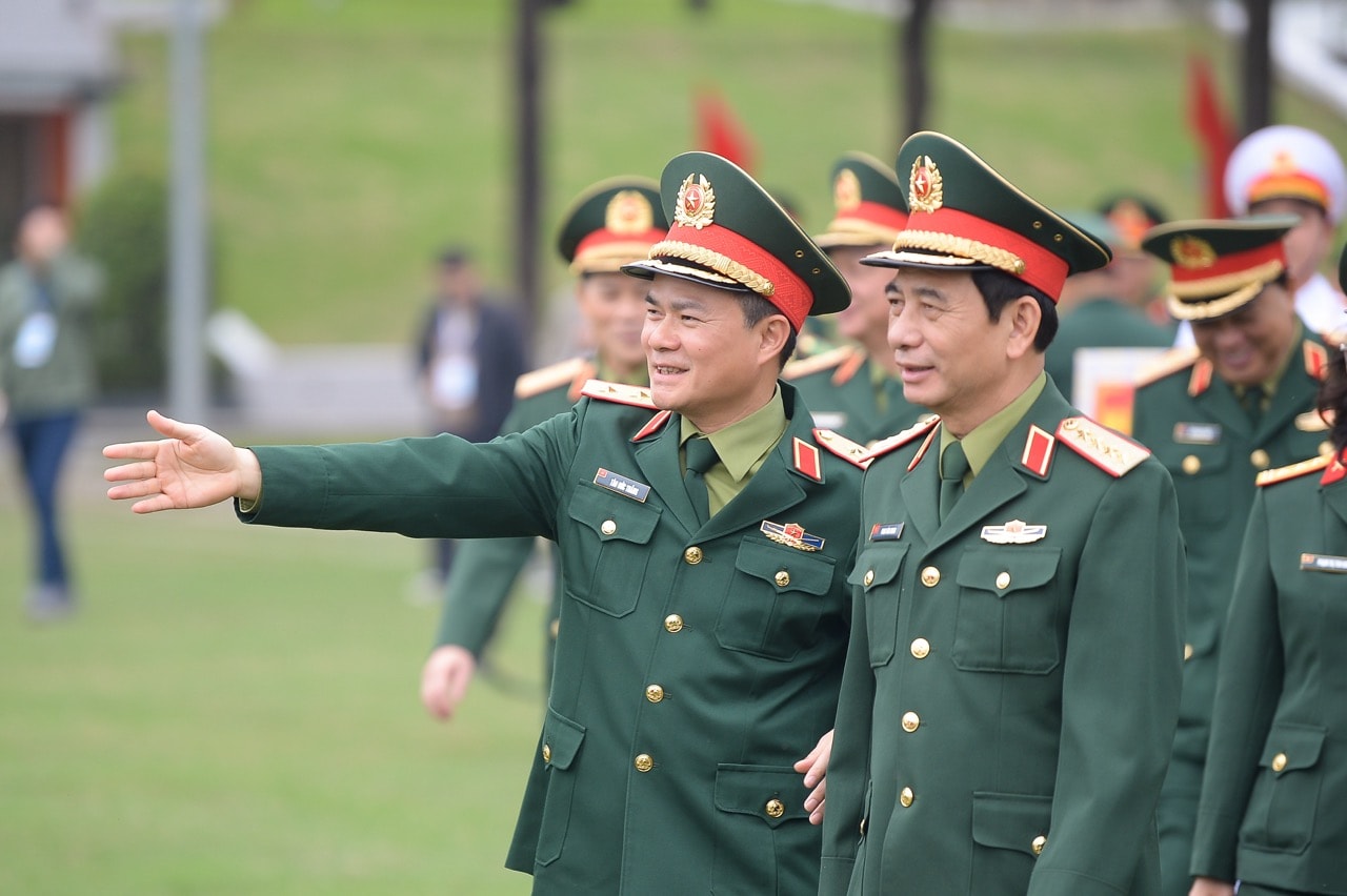 Trung tuong Tao Duc Thang, Chu tich kiem Tong Giam doc Tap doan Viettel tiep don Dai tuong Phan Van Giang tai khuon vien CLB The Cong - Viettel (3)