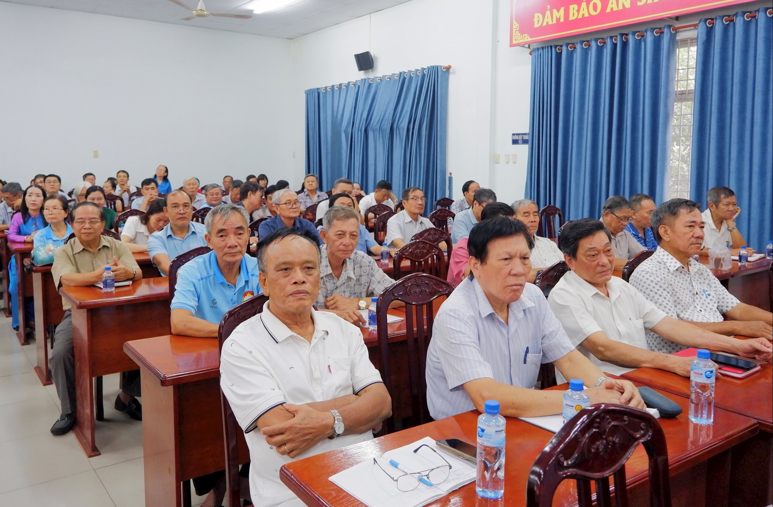 អ្នកបោះឆ្នោតចូលរួមកិច្ចប្រជុំជាមួយអ្នកបោះឆ្នោតនៅព្រឹកថ្ងៃទី ១៦ ខែធ្នូ។ រូបថត៖ ហ័រឡេ