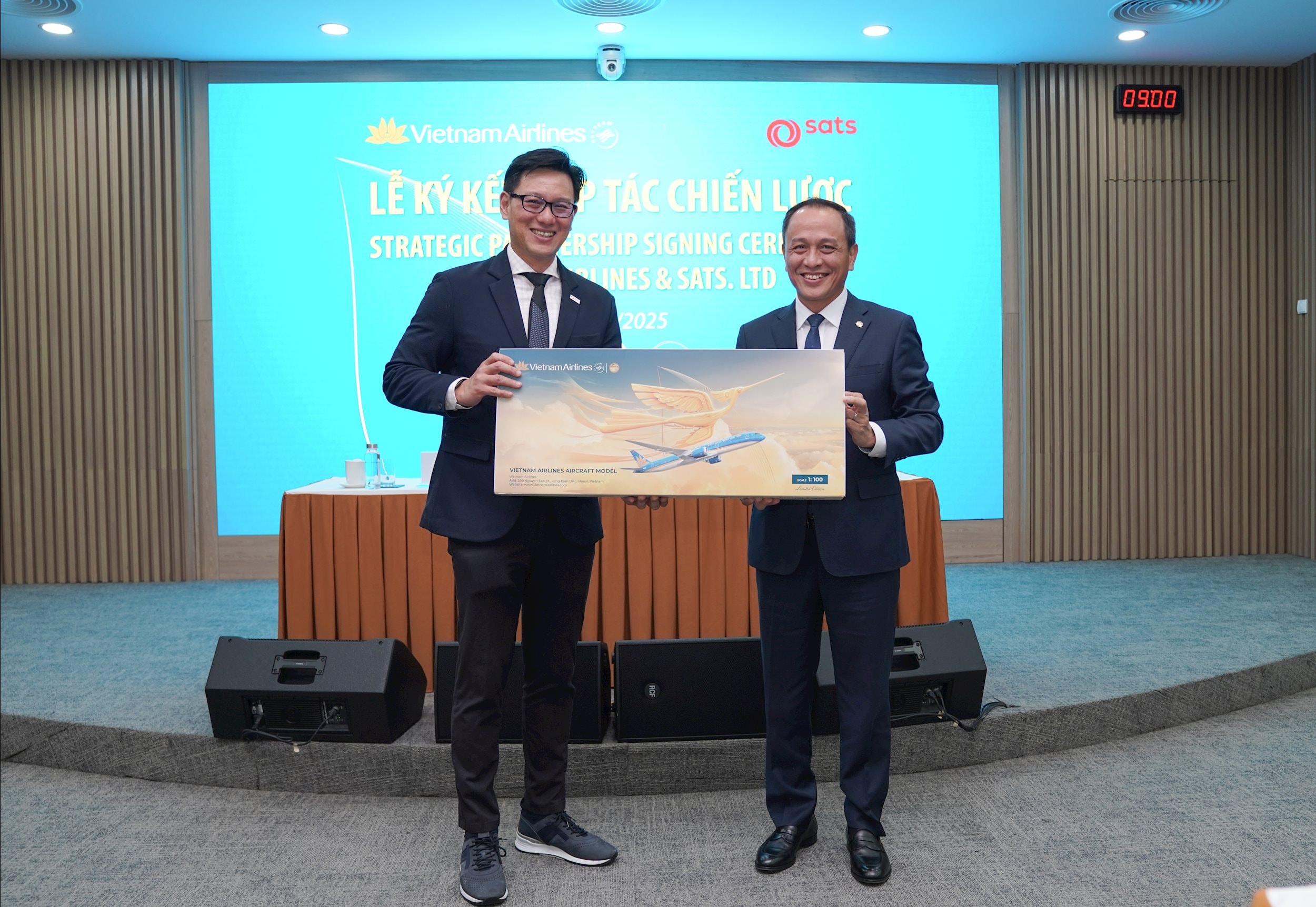 5.1. Lãnh đạo Vietnam Airlines và SATS trao quà lưu niệm cho nhau, thể hiện tinh thần gắn kết chặt chẽ, hợp tác lâu dài.