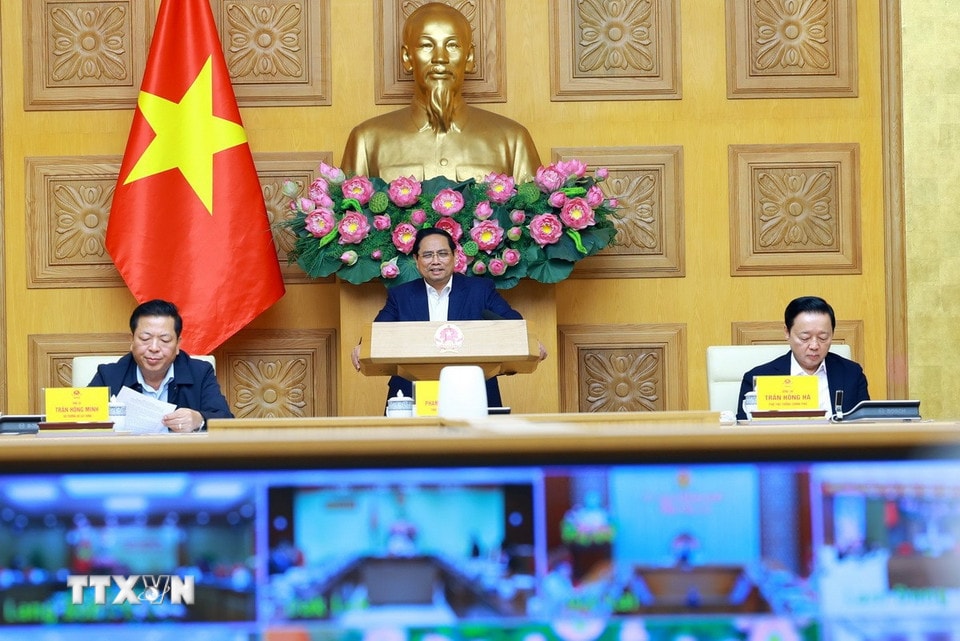Premiér Pham Minh Chinh předsedá 4. zasedání Ústředního řídícího výboru pro bytovou politiku a trh s nemovitostmi. (Foto: Duong Giang/VNA)