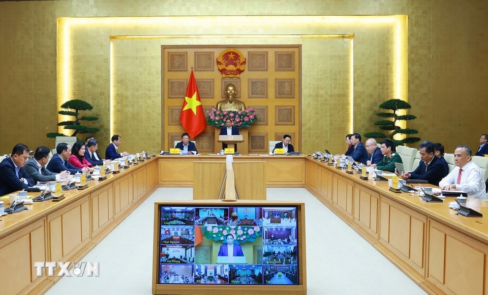 Premiér Pham Minh Chinh předsedá 4. zasedání Ústředního řídícího výboru pro bytovou politiku a trh s nemovitostmi. (Foto: Duong Giang/VNA)