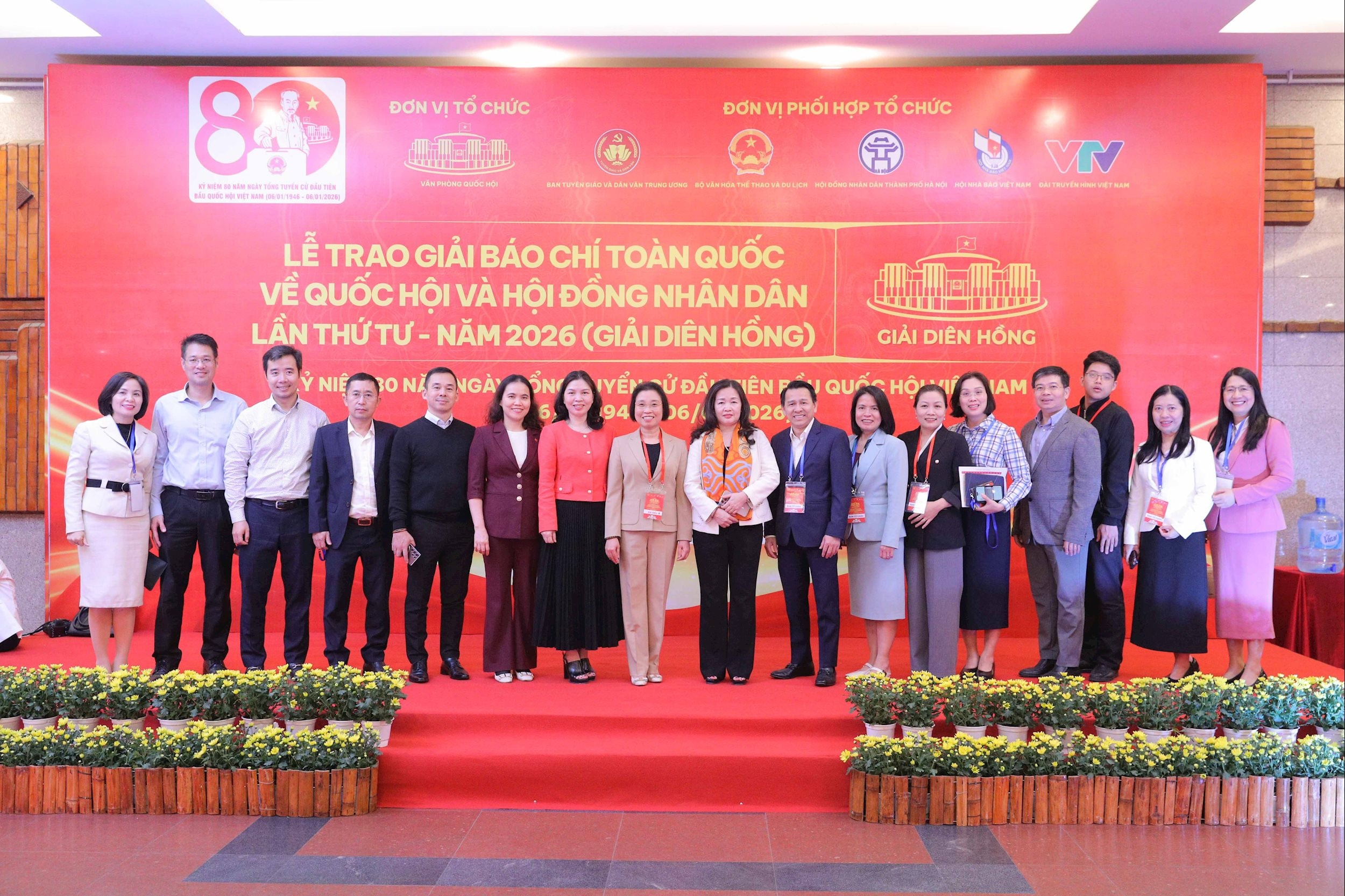 Các đại biểu chụp ảnh lưu niệm 2