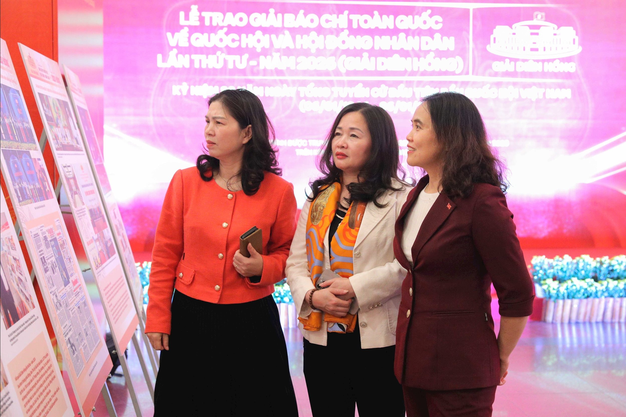 Delegáti si prohlížejí výstavu.