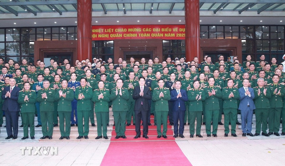 លោកប្រធានរដ្ឋ លឿង គឿង (Luong Cuong) ជាមួយថ្នាក់ដឹកនាំនៃគណៈកម្មការយោធាមជ្ឈិម ក្រសួងការពារជាតិ និងគណៈប្រតិភូដែលចូលរួមសន្និសីទ។ (រូបថត៖ ទ្រុង ឌឹក/VNA)