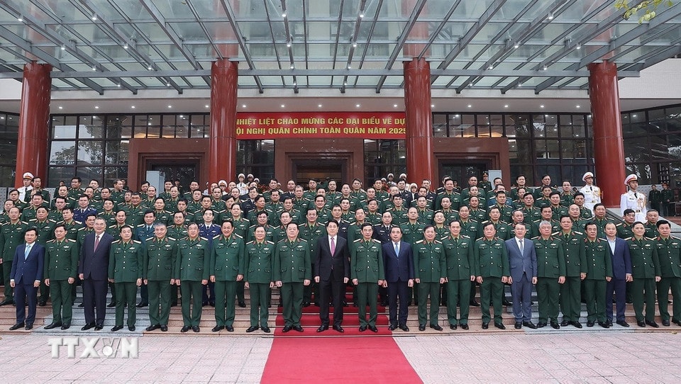 លោកប្រធានរដ្ឋ លឿង គឿង (Luong Cuong) ជាមួយថ្នាក់ដឹកនាំនៃគណៈកម្មការយោធាមជ្ឈិម ក្រសួងការពារជាតិ និងគណៈប្រតិភូដែលចូលរួមសន្និសីទ។ (រូបថត៖ ទ្រុង ឌឹក/VNA)