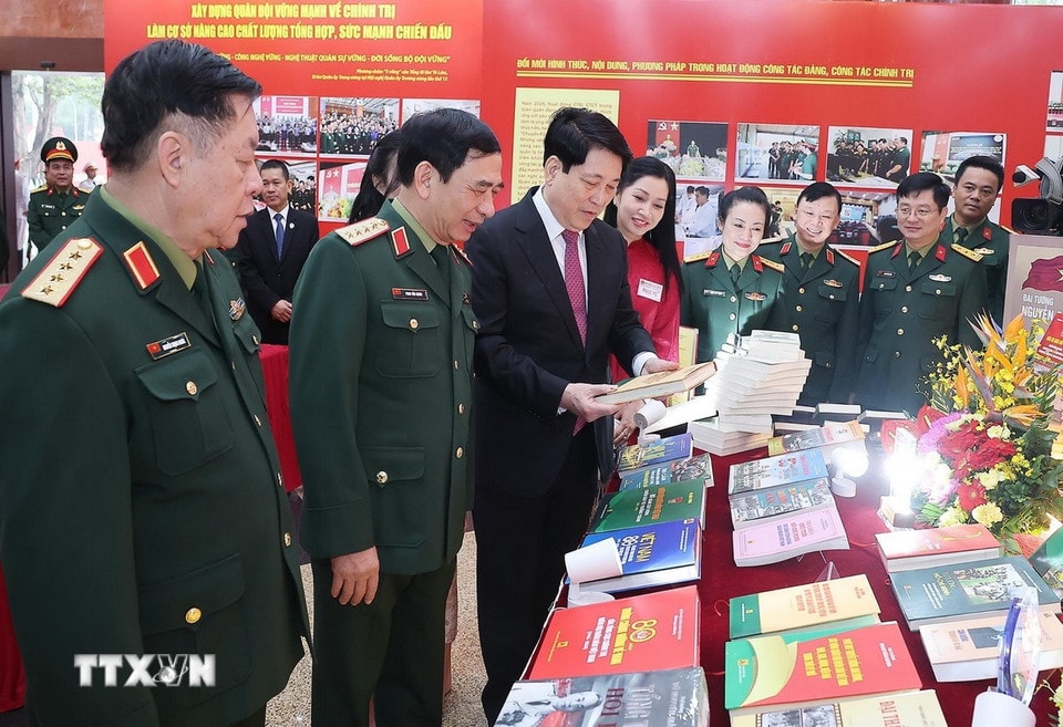 លោកប្រធានរដ្ឋ លឿងគឿង និងគណៈប្រតិភូអញ្ជើញទស្សនាការតាំងពិព័រណ៍សៀវភៅ និងឯកសារ។ (រូបថត៖ ឡឹមខាញ/VNA)