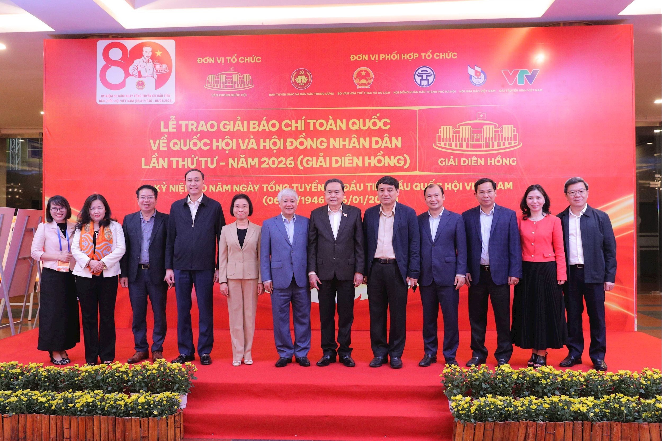 Chủ tịch QH cùng các đại biểu chụp ảnh lưu niệm