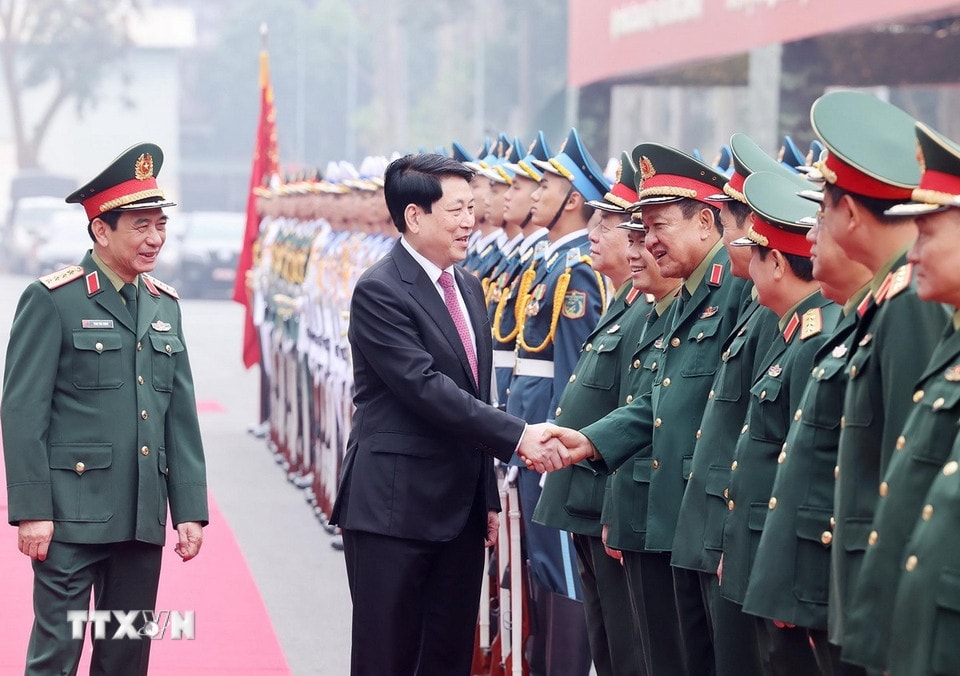 លោកប្រធានរដ្ឋ លឿង គឿង (Luong Cuong) ជួបជាមួយថ្នាក់ដឹកនាំនៃគណៈកម្មការយោធាមជ្ឈិម និងក្រសួងការពារជាតិ។ (រូបថត៖ ឡាំ ខាញ់/VNA)