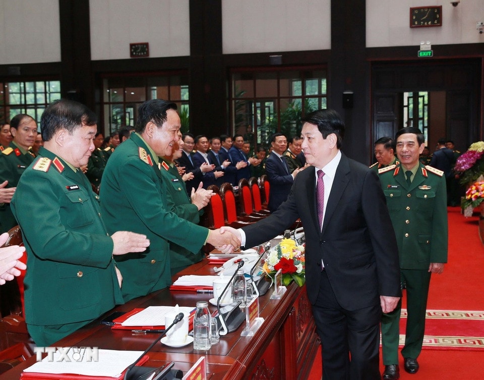 លោកប្រធានរដ្ឋ លឿងគឿង ជាមួយគណៈប្រតិភូដែលចូលរួមសន្និសីទ។ (រូបថត៖ ទ្រុងឌឹក/VNA)