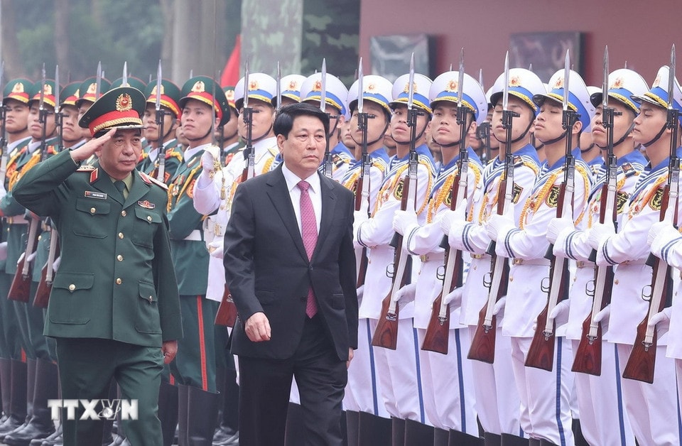 ប្រធានរដ្ឋ Luong Cuong ពិនិត្យកងឆ្មាំកិត្តិយសនៃកងទ័ពប្រជាជនវៀតណាម។ (រូបថត៖ Lam Khanh/VNA)
