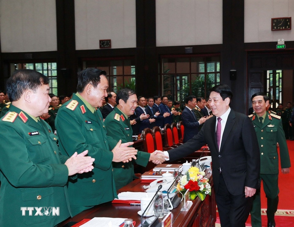 លោកប្រធានរដ្ឋ លឿងគឿង ជាមួយគណៈប្រតិភូដែលចូលរួមសន្និសីទ។ (រូបថត៖ ទ្រុងឌឹក/VNA)