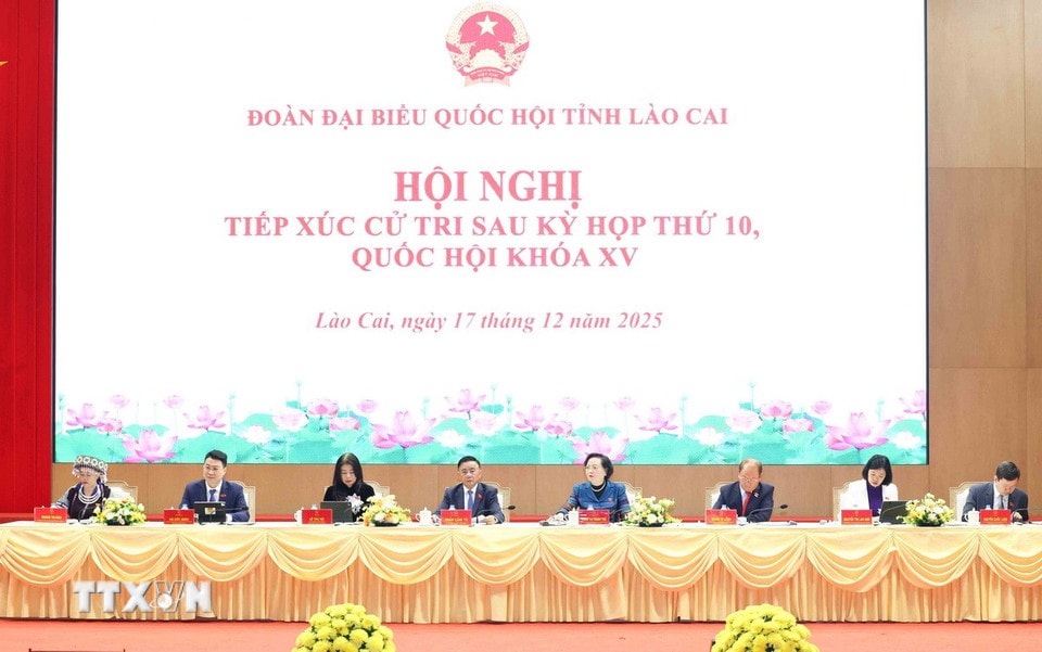 Đoàn đại biểu Quốc hội tỉnh Lào Cai tiếp xúc cử tri sau Kỳ họp thứ 10. (Ảnh: Phương Hoa/TTXVN)