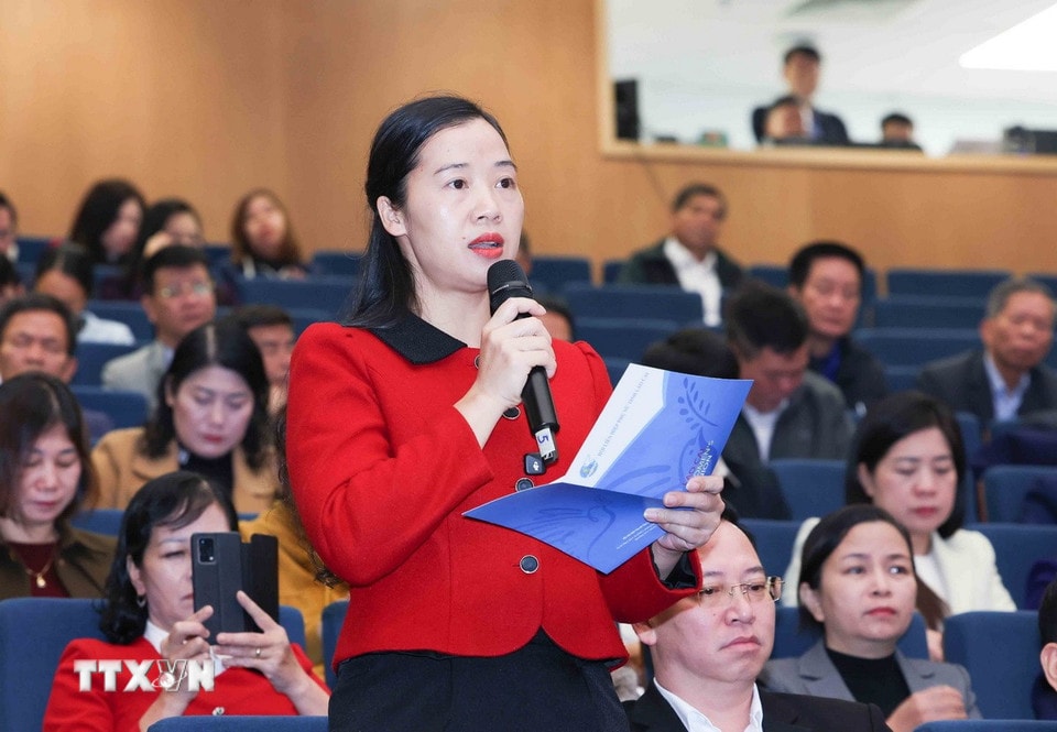 Bà Hoàng Lan Anh, cử tri phường Yên Bái đặt câu hỏi chất vấn. (Ảnh: Phương Hoa/TTXVN)