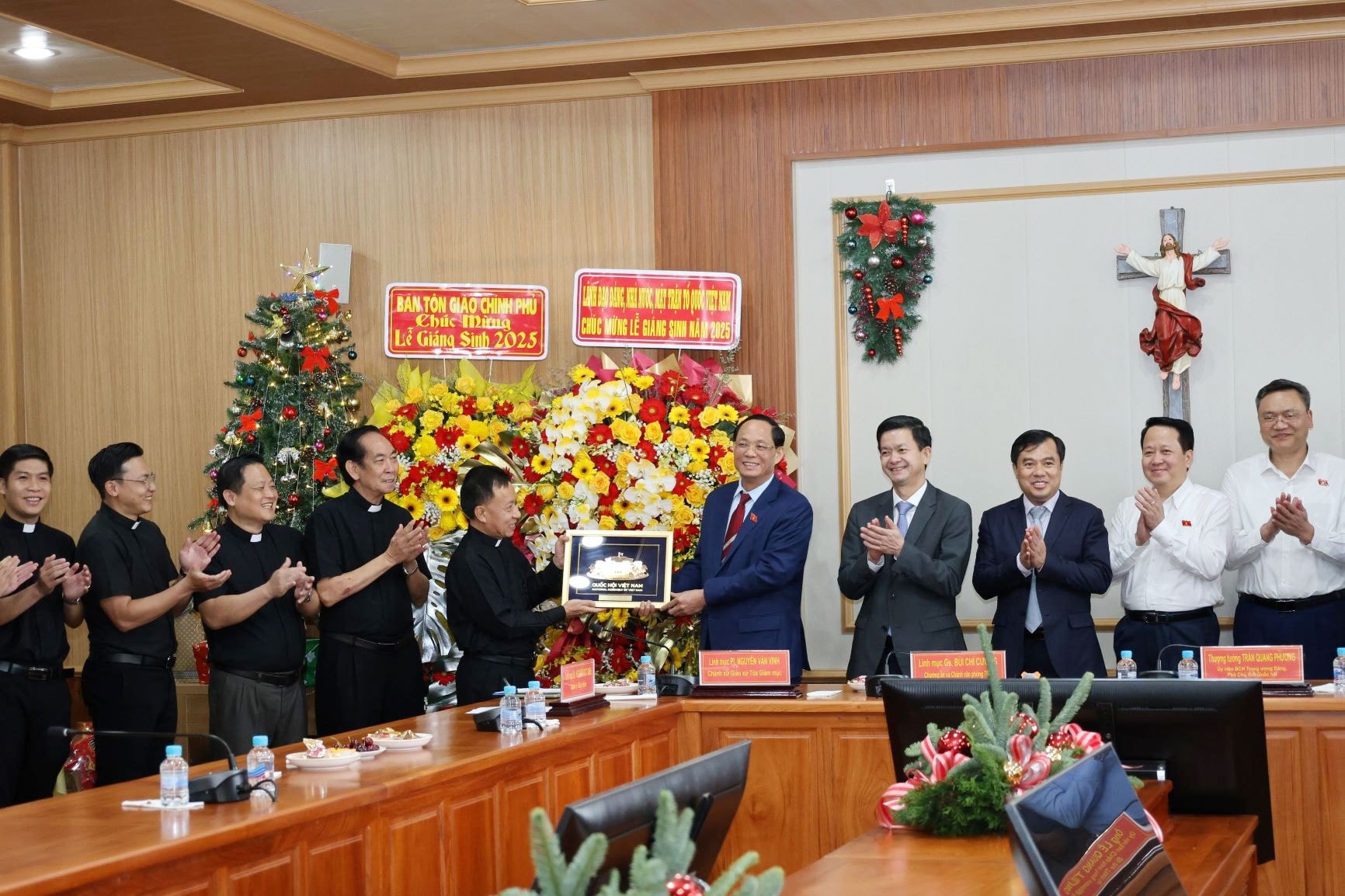 អនុប្រធានរដ្ឋសភា ឧត្តមសេនីយ៍ឯក ត្រឹន ក្វាង ភឿង ប្រគល់អំណោយដល់គណៈប៊ីស្សព កាន់ថើ។