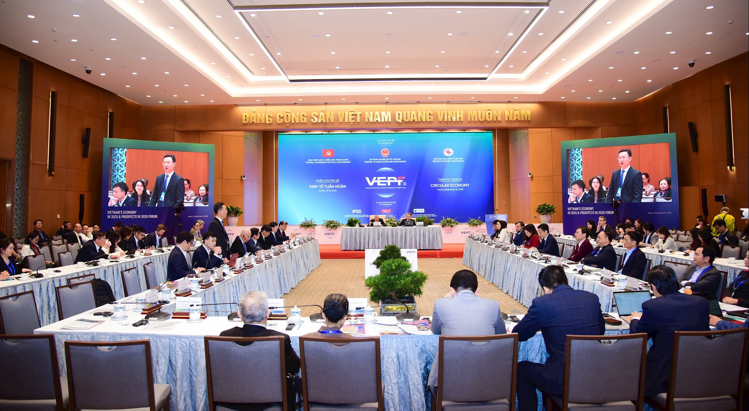 គាត់ជាអ្នកជំនាញខាងរៀបចំព្រឹត្តិការណ៍។