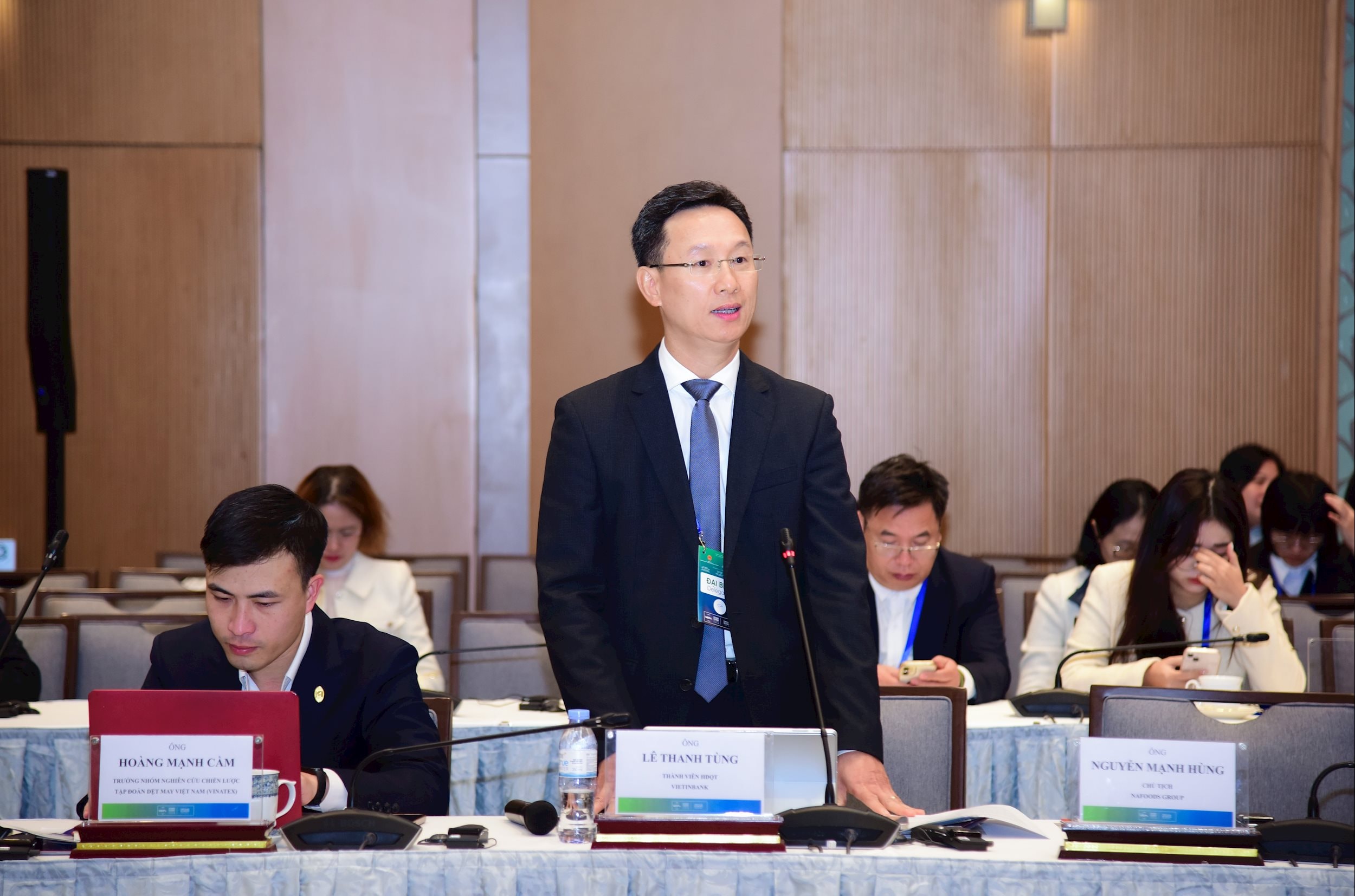 លោក ទុង បានថ្លែងសុន្ទរកថាមួយ។