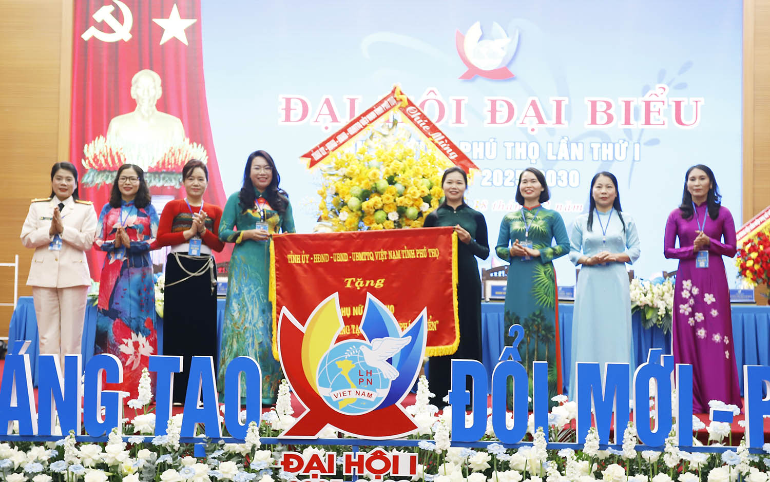 Bùi Thị Minh tặng bức trướng