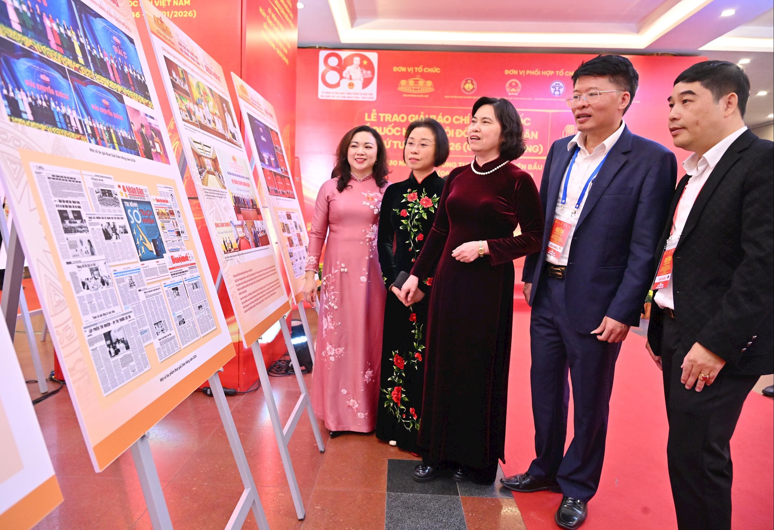 Délégués dans l'espace d'exposition photo : Presse avec l'Assemblée nationale, les Conseils populaires et l'héritage de Dien Hong VQK_8753