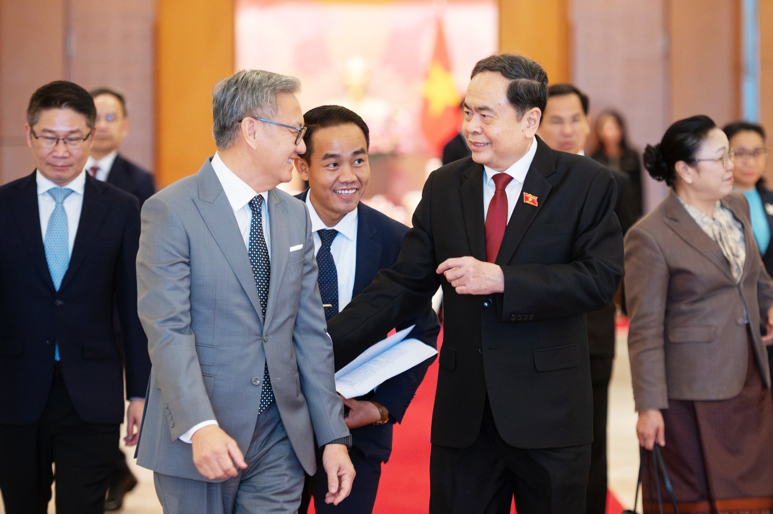 លោក ត្រឹន ថាញ់ ម៉ាន់ ប្រធានរដ្ឋសភា និងលោក ថងសុវណ្ណ ភុំវិហារ រដ្ឋមន្ត្រីការបរទេសឡាវ