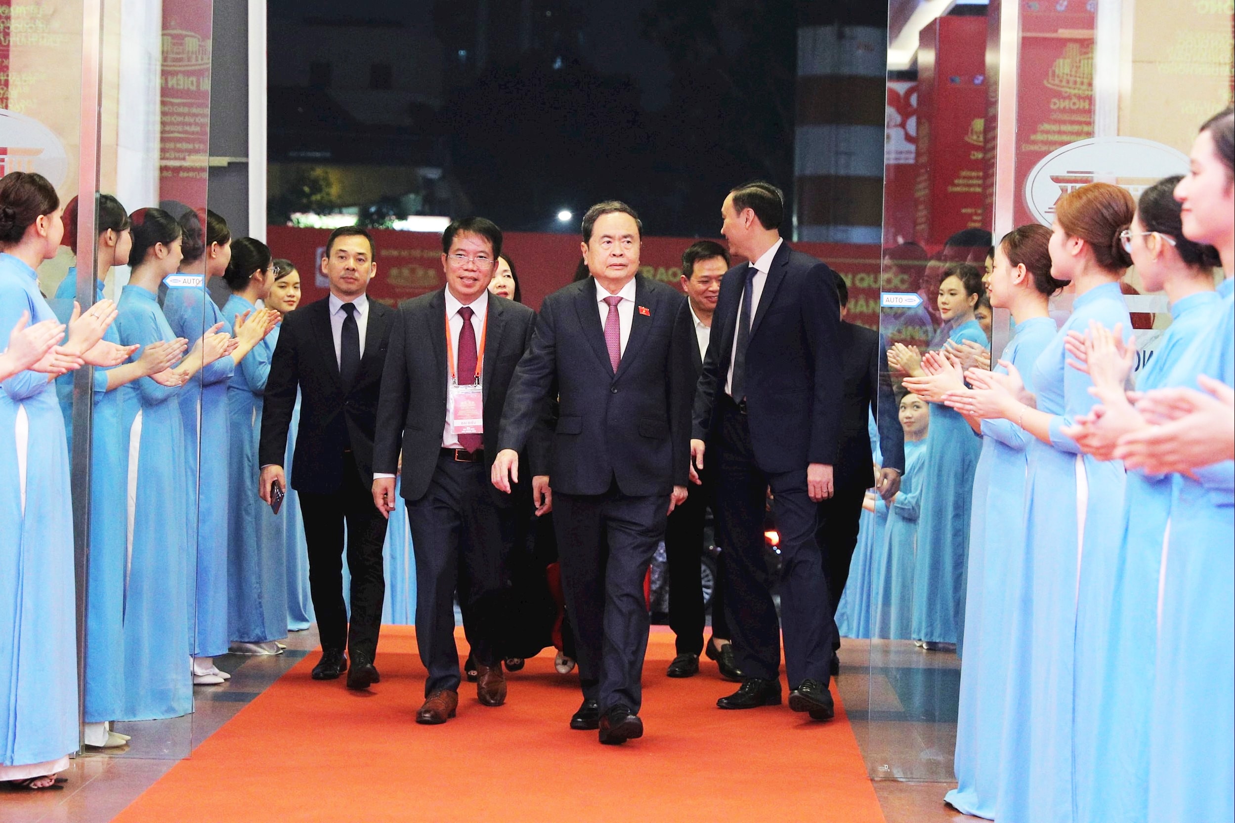 National Assembly Chairman Tran Thanh Man attends the fourth Dien Hong Award Ceremony. Photo: Ho Long.