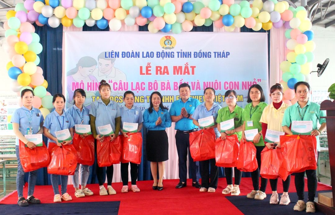 Đoàn viên, người lao động nhận quà từ Bộ phận Công đoàn các khu công nghiệp, khu kinh tế tỉnh Đồng Tháp. Ảnh Lục Tùng.