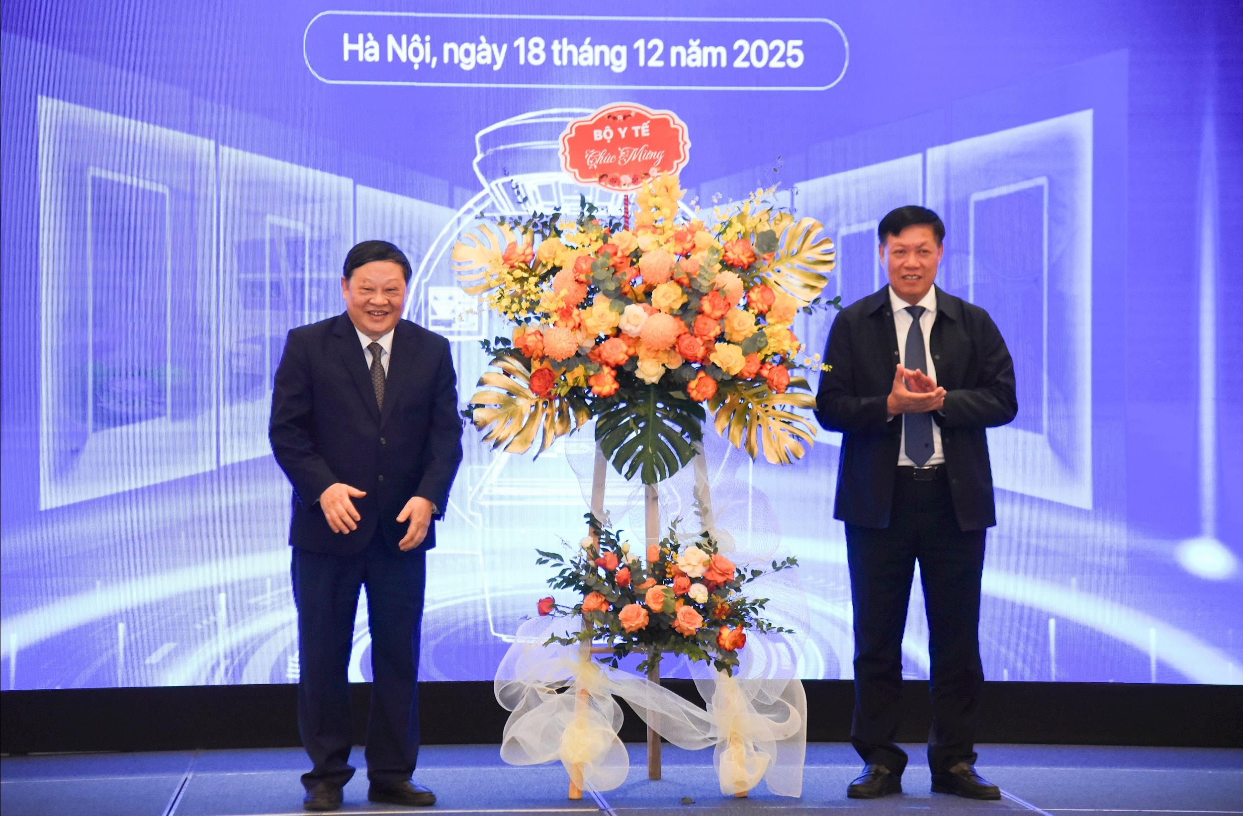 Thứ trưởng Bộ Y tế Đỗ Xuân Tuyên chúc mừng Bệnh viện Phụ sản Thiện An (Hà Nội). Ảnh: Xuân Quý