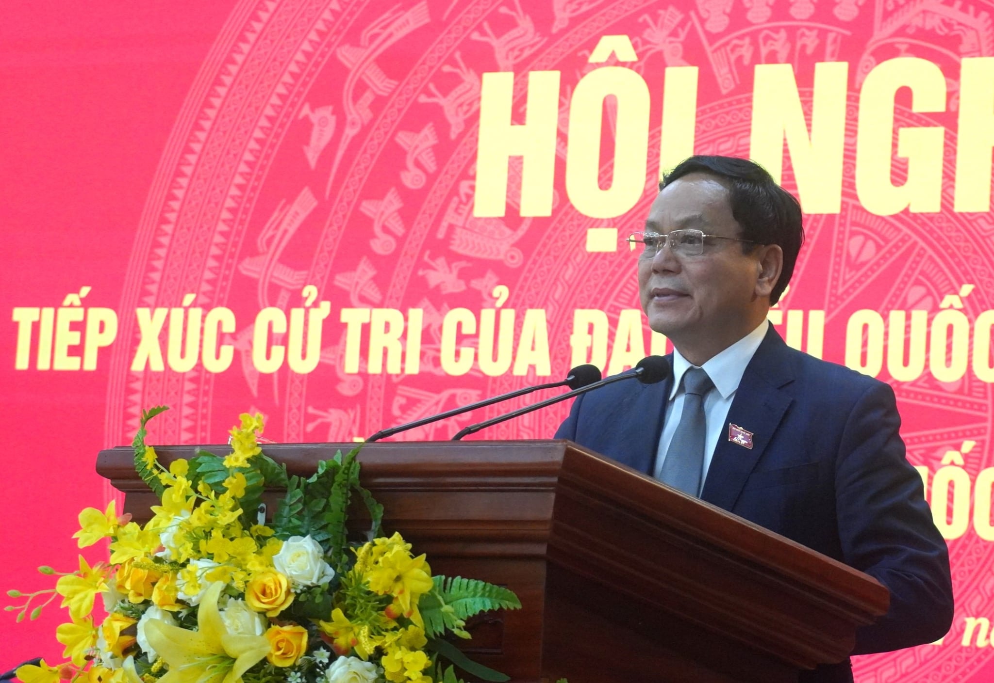 Ông Hoàng Đức Thắng, Phó Trường đoàn chuyên trách, phụ trách Đoàn ĐBQH tỉnh Quảng Trị khóa XV phát biểu tại buổi tiếp xúc cử tri.