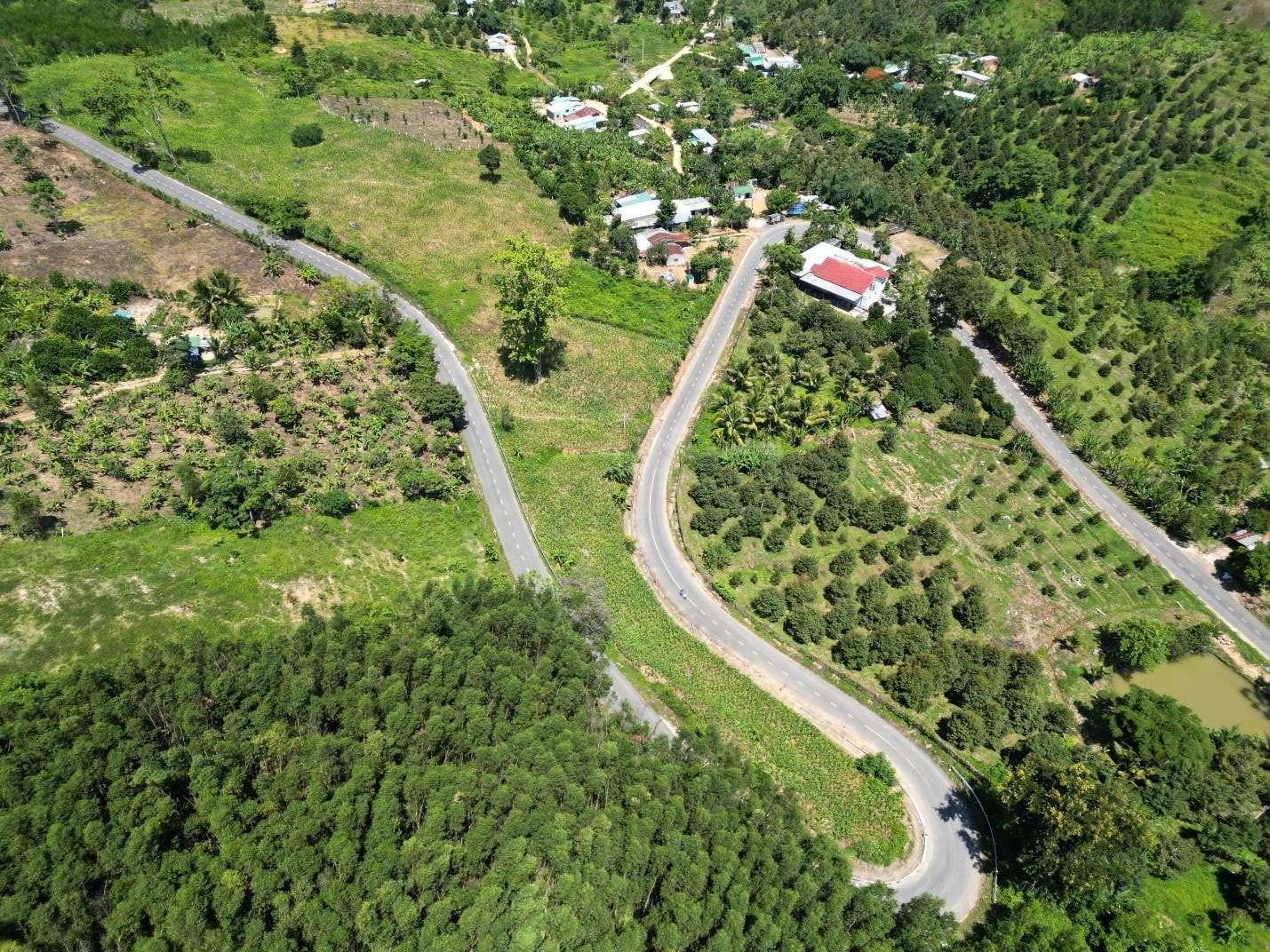 Transportation infrastructure not only serves the needs of the people but also opens the door to tourism development in the core cultural and ecological heritage areas of Khanh Hoa.