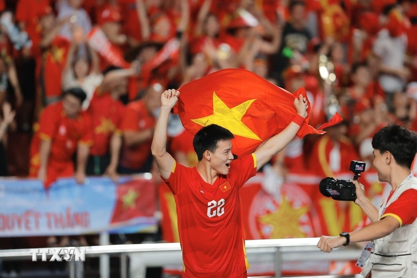 Các cầu thủ U22 Việt Nam hân hoan trong niềm vui chiến thắng. (Ảnh: Minh Quyết/TTXVN)