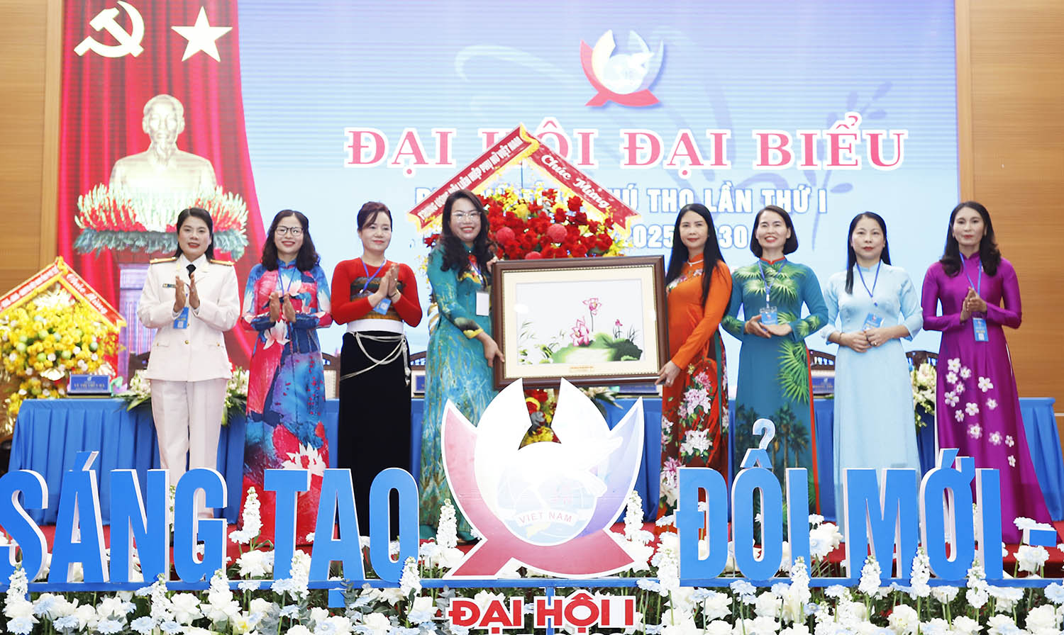 Tặng hoa chúc mừng