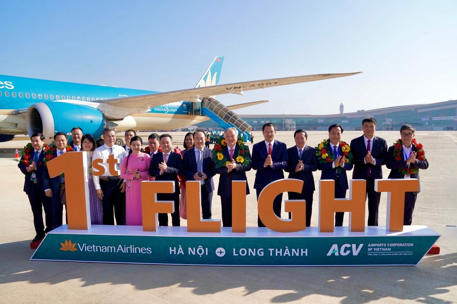 1.1. Chuyến bay hân hạnh được chuyên chở Phó Thủ tướng thường trực Chính phủ Nguyễn Hòa Bình và gần 100 hành khách đầu tiên đặt chân xuống sân bay Long Thành. 
