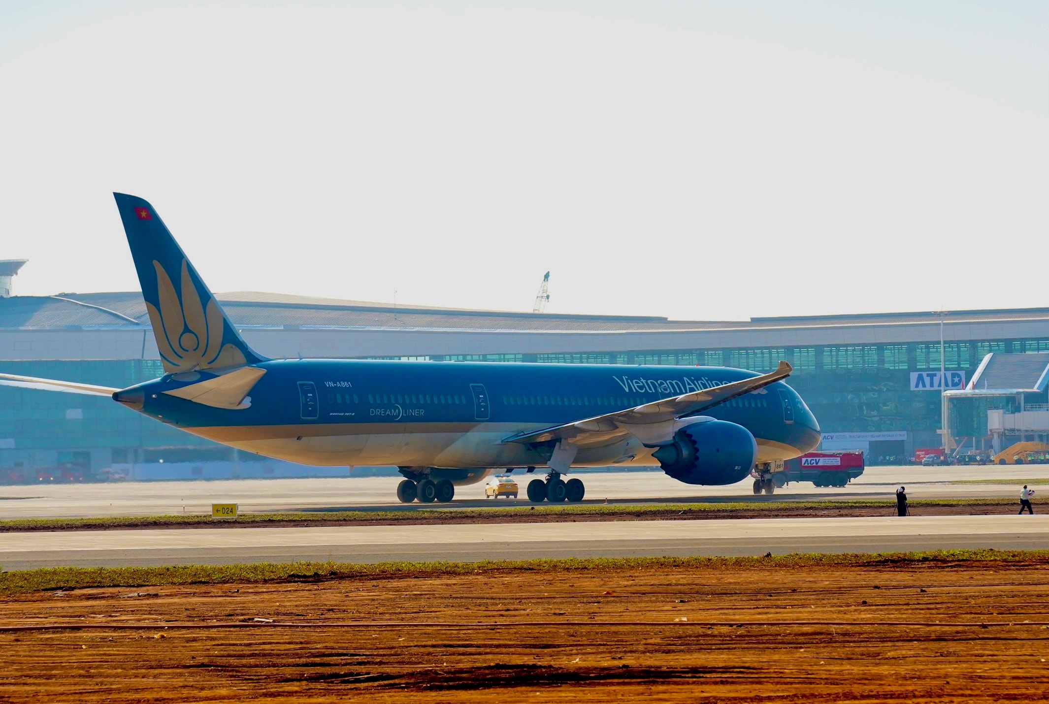 2.1. Chuyến bay chở khách đầu tiên của Vietnam Airlines đánh dấu mốc quan trọng trong quá trình đưa sân bay cửa ngõ hiện đại nhất Việt Nam vào hoạt động.