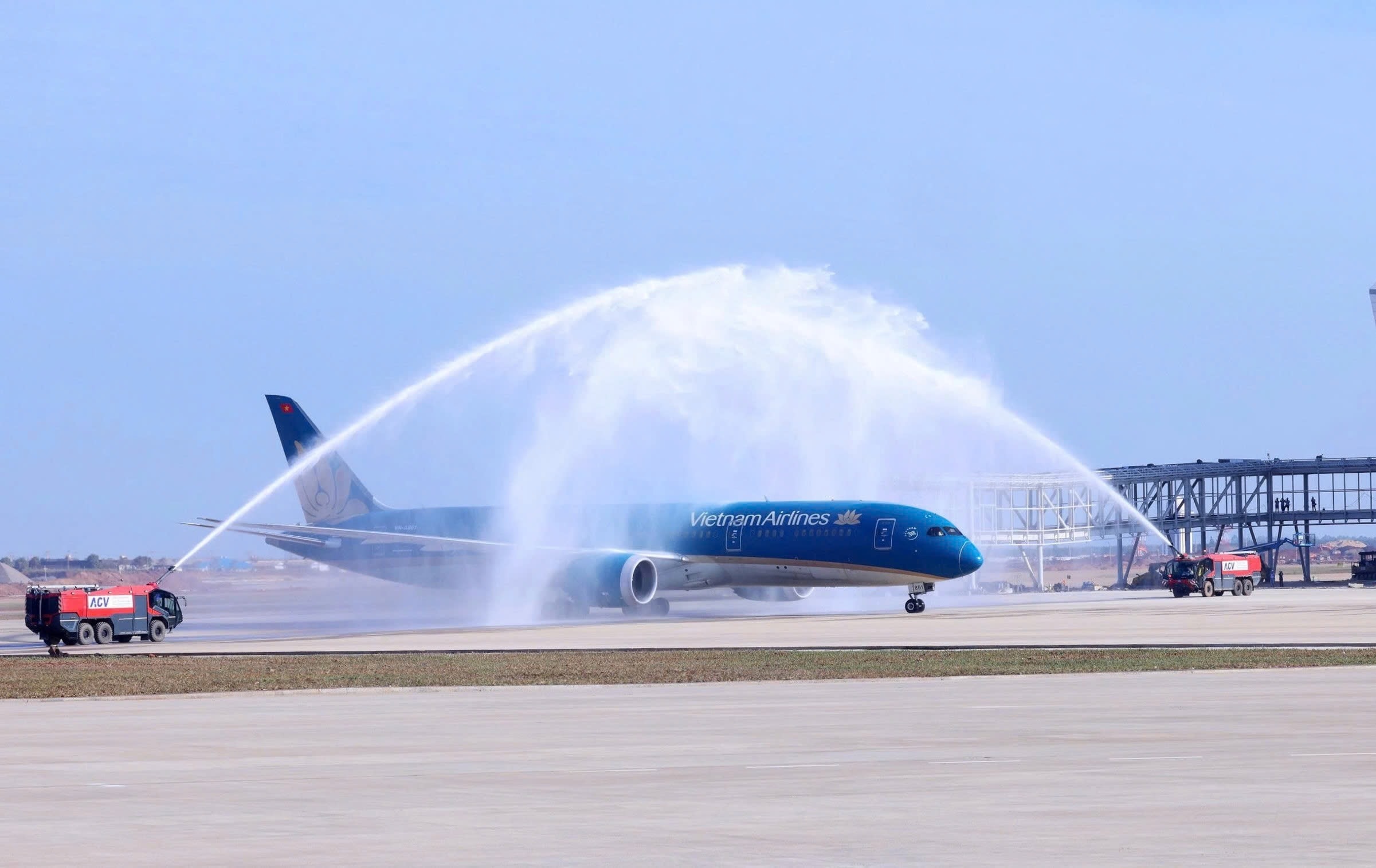 3. Nghi thức phun vòi rồng chào đón chuyến bay chở khách đầu tiên do Vietnam Airlines khai thác. (1)