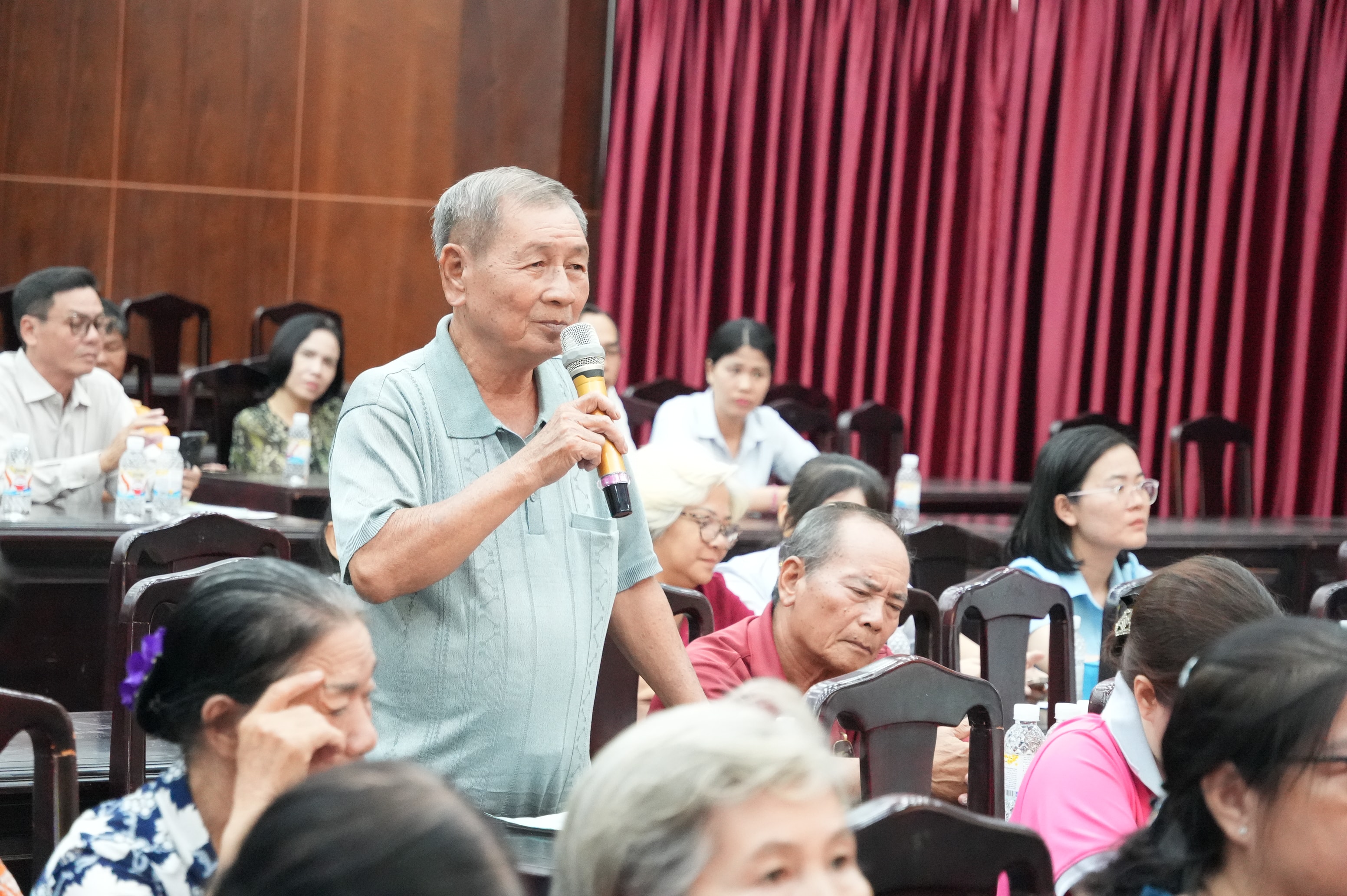 អ្នកបោះឆ្នោតថ្លែងនៅក្នុងសន្និសីទ។