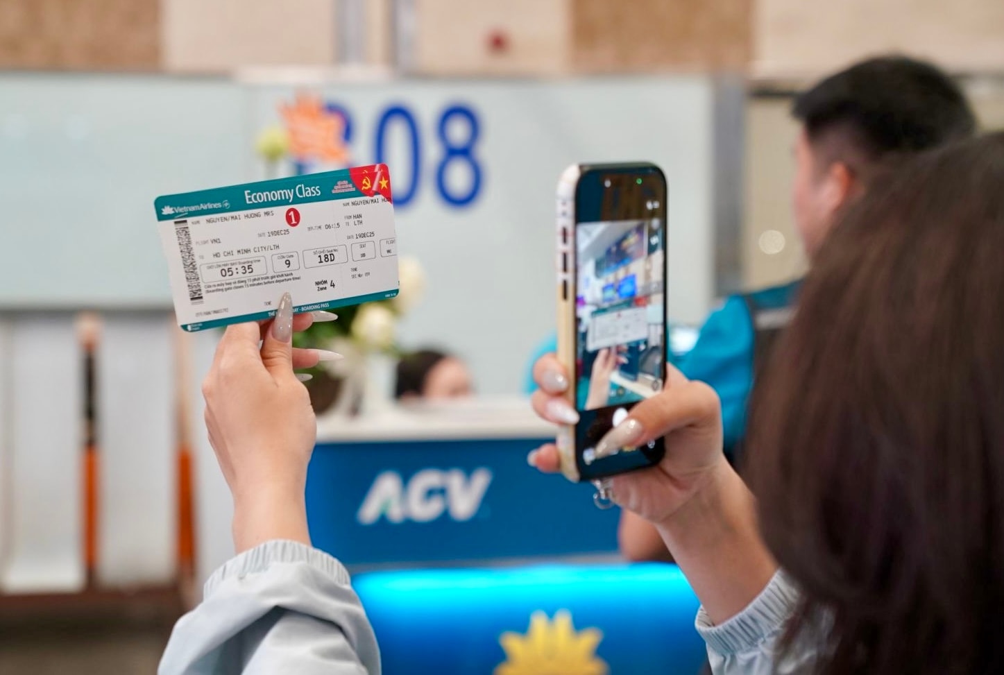 7. Hành khách lưu giữ khoảnh khắc đặc biệt trên chuyến bay đầu tiên đến Sân bay Long Thành. (1)
