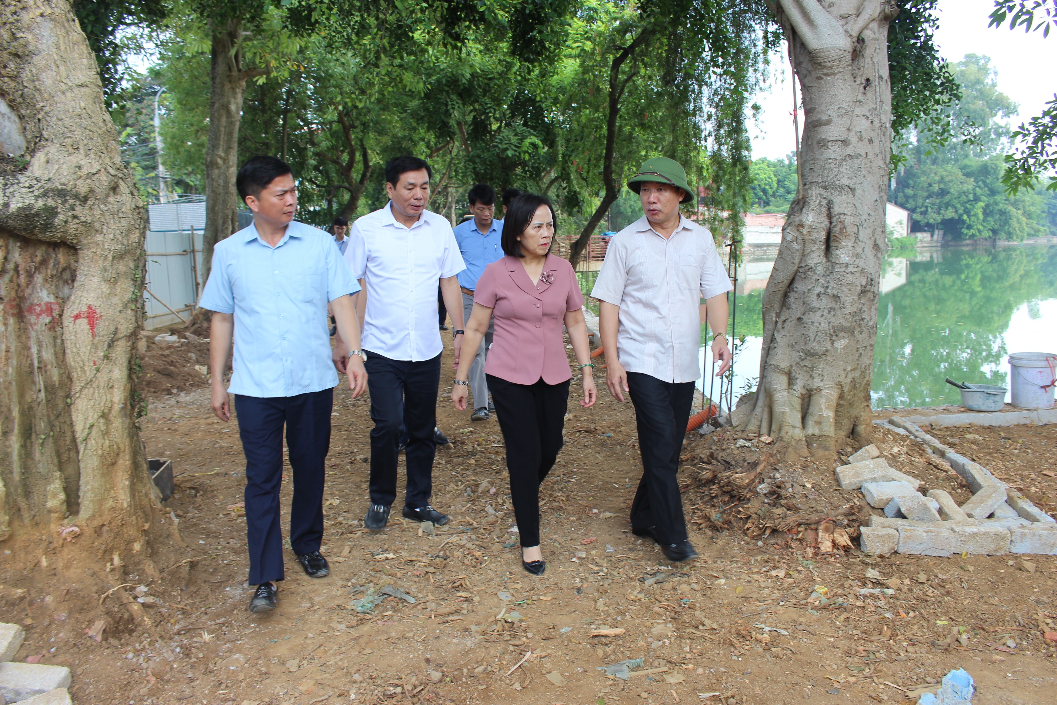 Ảnh 3. Chủ tịch HĐND Đoàn Thị Hậu giám sát thực hiện chính sách bồi thường, giải phóng mặt bằng, hỗ trợ tái định cư một số dự án trên địa bàn tỉnh. Ảnh BN