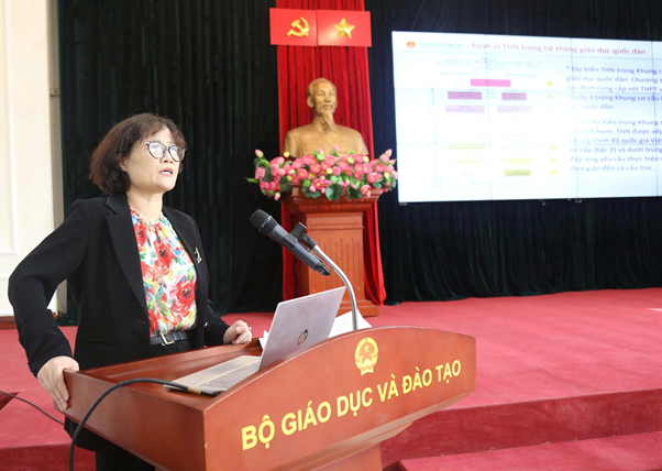 Bà Nguyễn Thị Việt Hương, Phó Cục trưởng Cục Giáo dục nghề nghiệp và Giáo dục thường xuyên, báo cáo tại phiên họp
