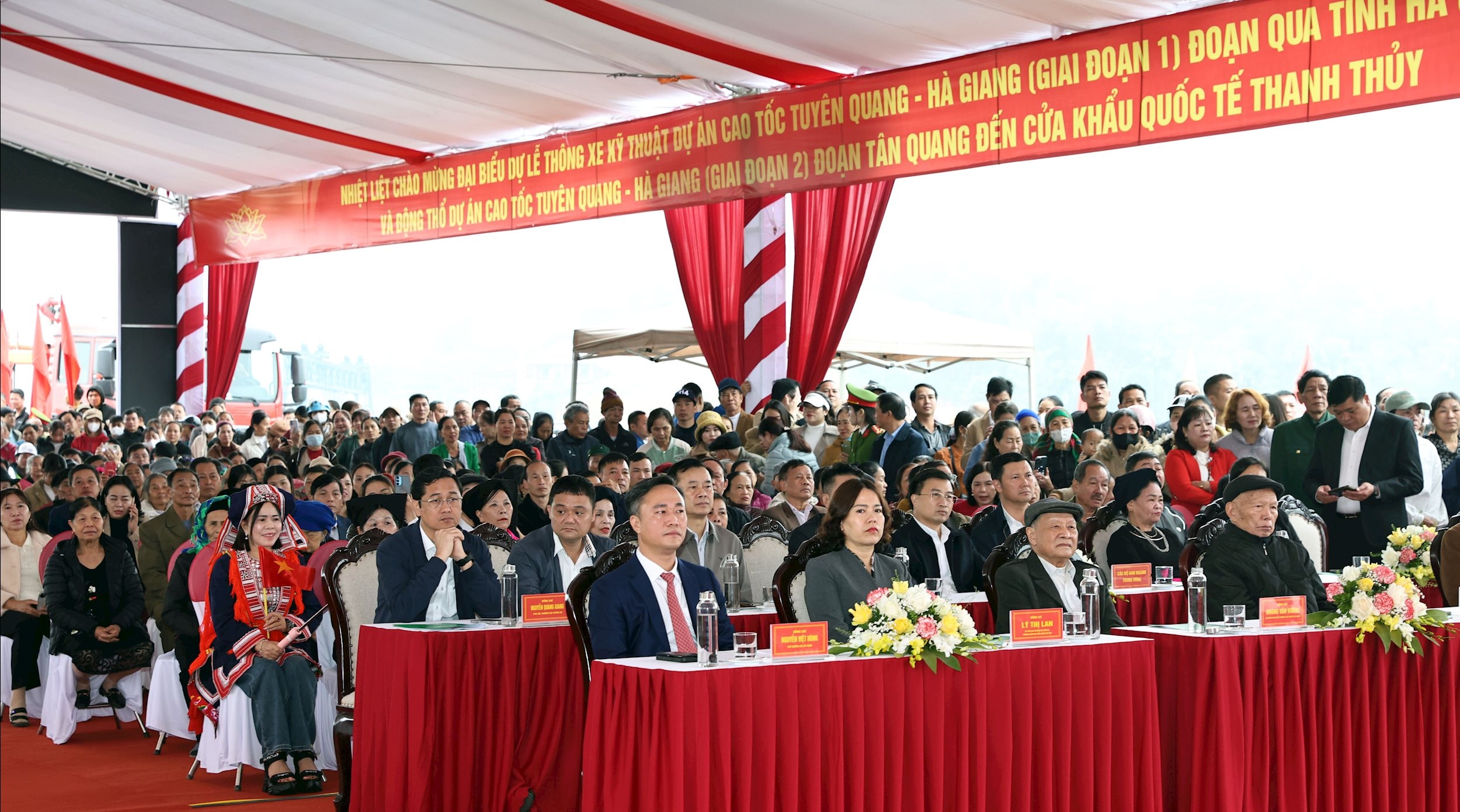 Các đại biểu tham dự Lễ thông xe kỹ thuật dự án cao tốc Tuyên Quang – Hà Giang (giai đoạn 1)