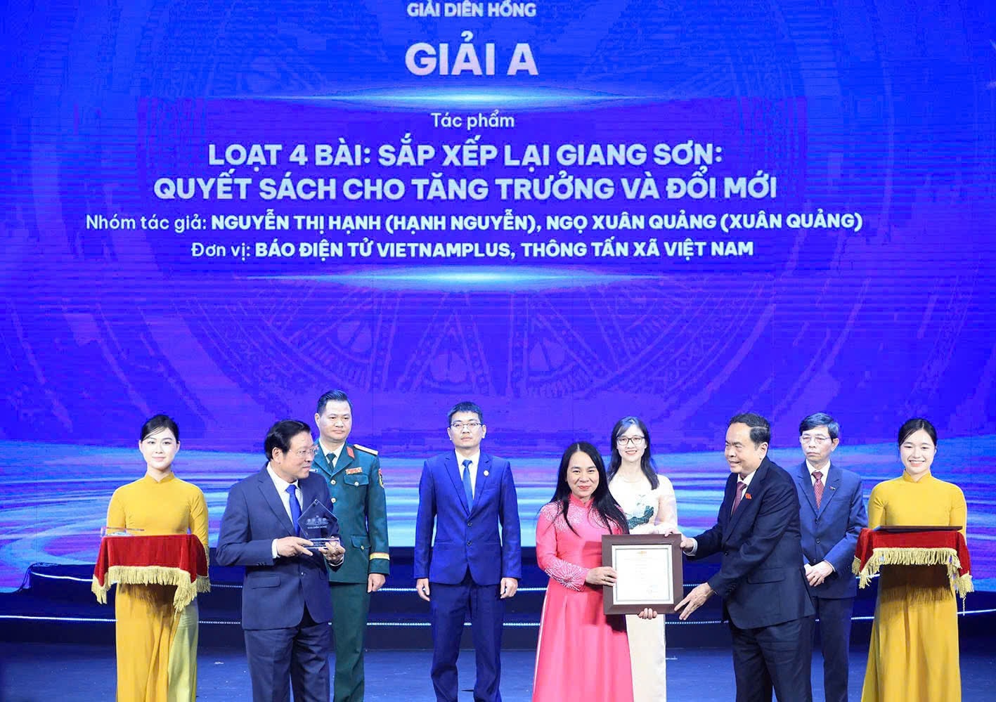 Chủ tịch Quốc hội Trần Thanh Mẫn trao giải A cho tác giả Nguyễn Thị Hạnh. Ảnh: Phạm Thắng