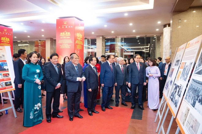 NA Chairman Tran Thanh Man and other delegates visit a photo exhibition within the framework of the 4th Dien Hong Awards honouring journalistic works on the NA and People’s Councils in Hanoi on December 18, 2025. (Photo: daibieunhandan.vn) db.jpg