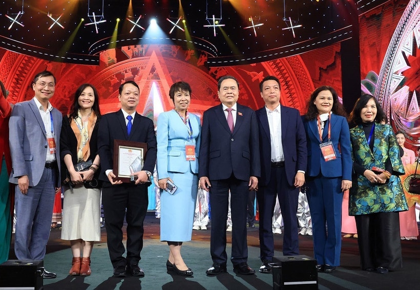 NA Chairman Tran Thanh Man (fourth, right) poses for a photo with VNA leaders and award-winning authors. (Photo: VNA)