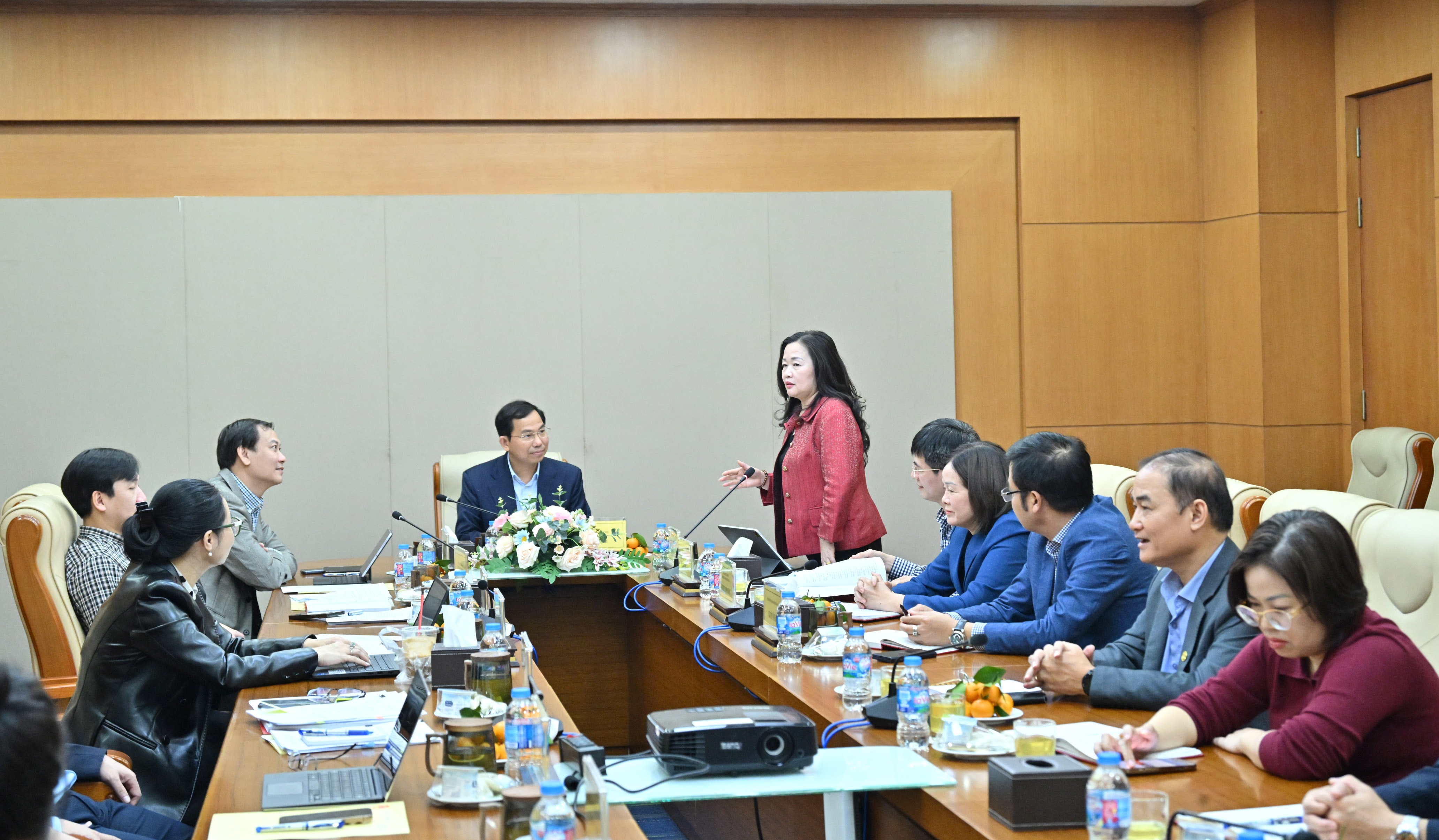 Tổng biên tập Báo Đại biểu nhân dân Phạm Thị Thanh Huyền báo cáo tại cuộc làm việcVQK_9643
