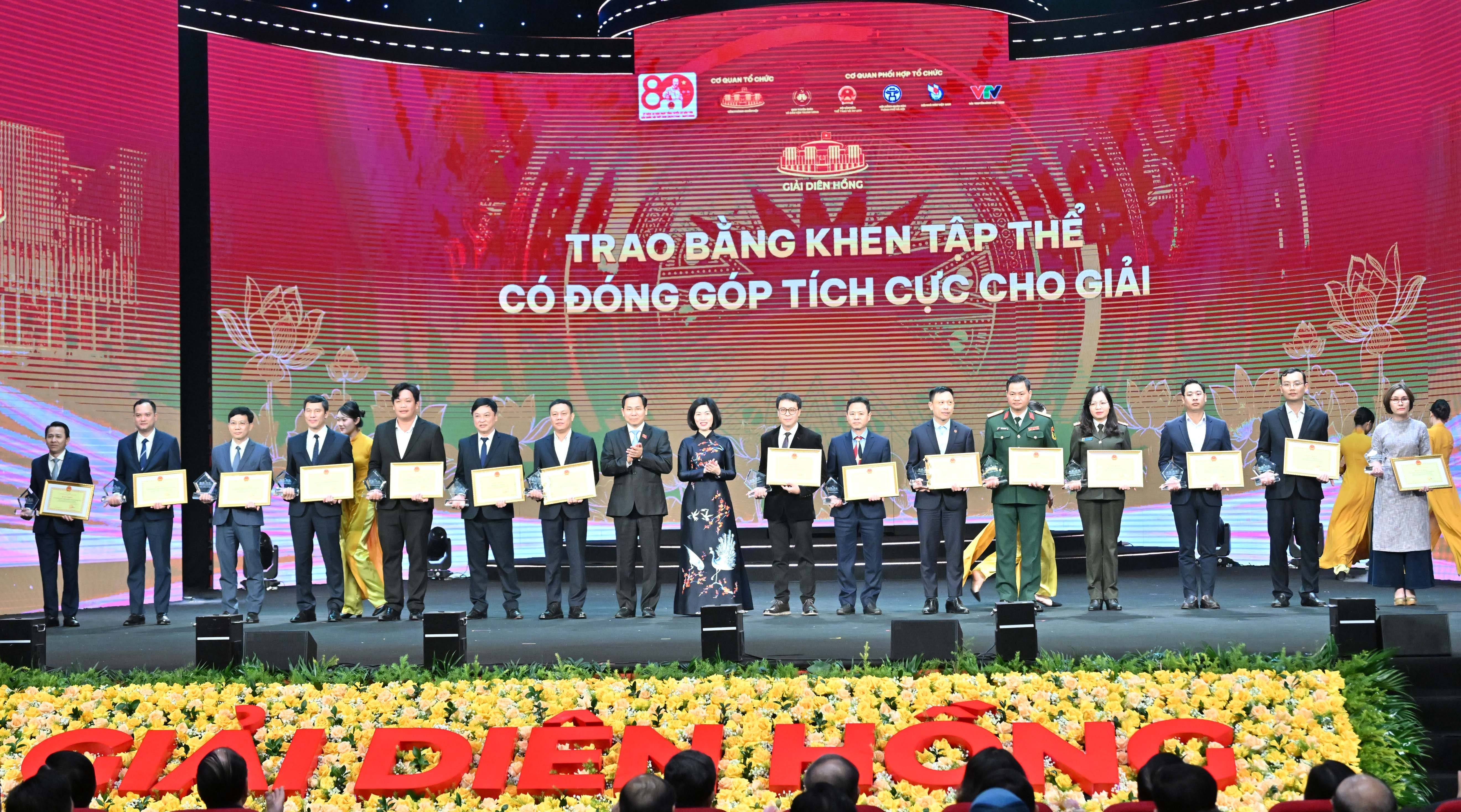 Trao bằng khen tập có đóng góp tích cực cho giảiVQK_8996