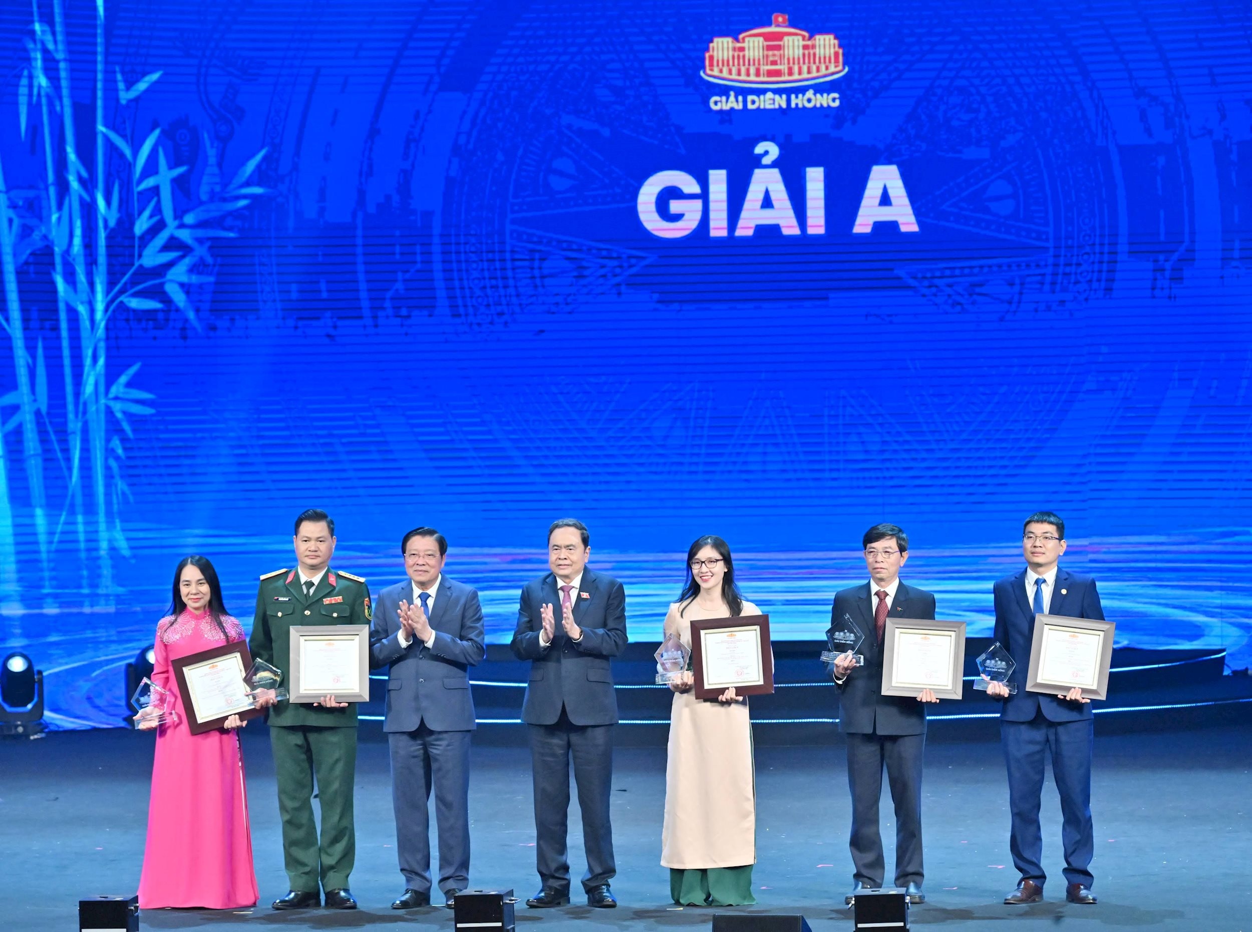 National Assembly Chairman Tran Thanh Man and Head of the Central Internal Affairs Committee Phan Dinh Trac present the A prize to 5 winning authors/groups of authors. Photo: Quang Khanh.